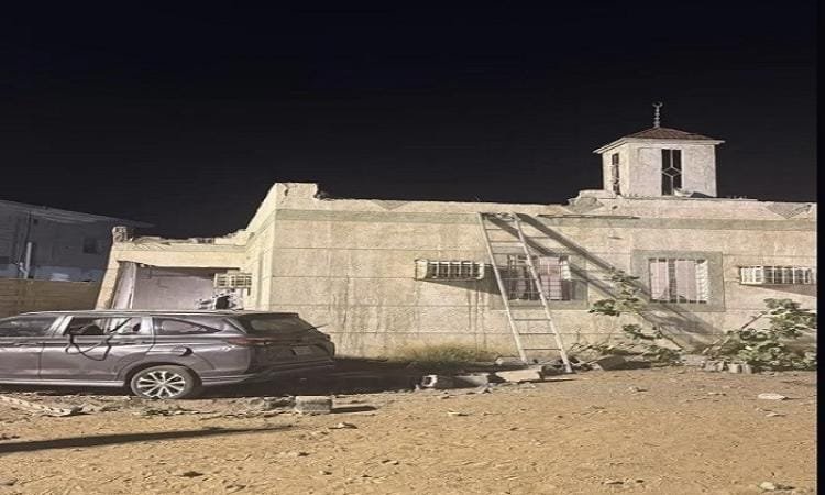 جانب من الأضرار جراء سقوط مقذوف حوثي بجازان