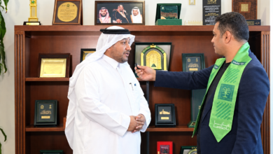 محرر النخبة العربية مع الشيخ عبد الله العنزي المتحدث الرسمي باسم وزارة الشئون الاسلامية
