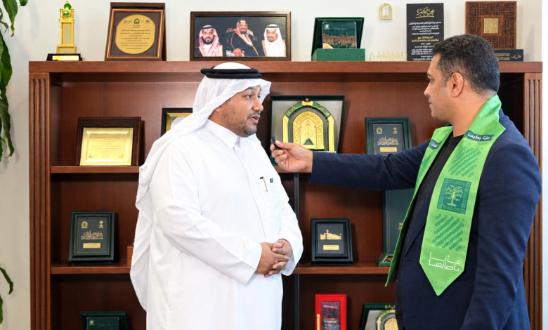 محرر النخبة العربية مع الشيخ عبد الله العنزي المتحدث الرسمي باسم وزارة الشئون الاسلامية