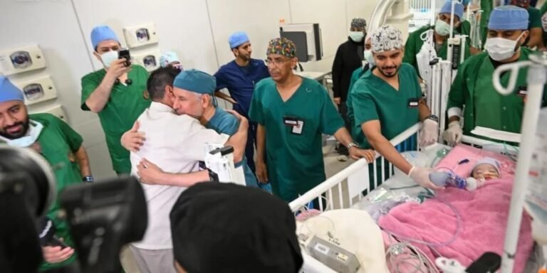 والد التوام الملتصق بعد نجاح العملية